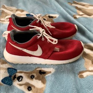 Red Nike Roches